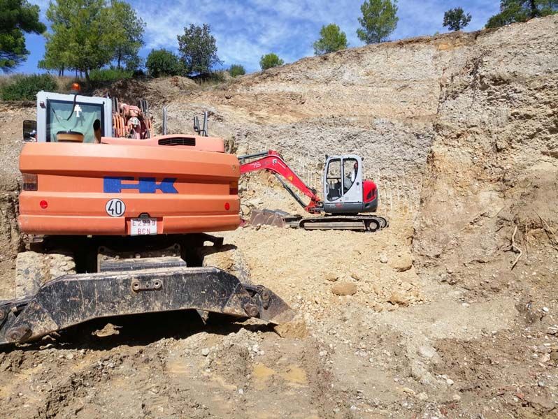 Excavacions i Enderrocs Serma Excavaciones con maquinaria